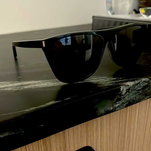 Yves Saint Laurent - Picture 3 of 5